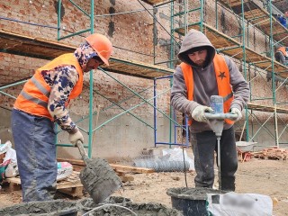 Фасад «Истока» обретает новую жизнь благодаря масштабному ремонту в Серпухове