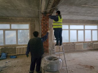 В детском саду «Ласточка» строители монтируют новую электропроводку