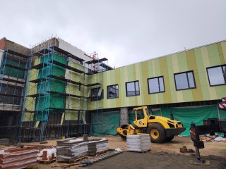 В новом корпусе гимназии №6 устанавливают розетки и пожарную сигнализацию