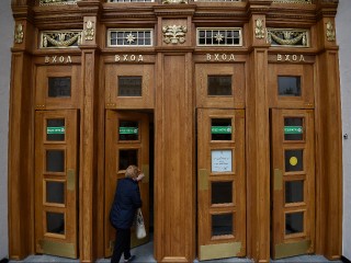 Навесы «сухие ноги» начали появляться возле метро