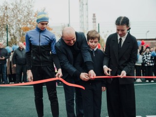 На территории школы Биокомбината открыли многофункциональную спортивную площадку