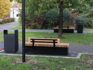 Лавочки, светильники и беговые дорожки: каким стал обновленный сквер Строителей