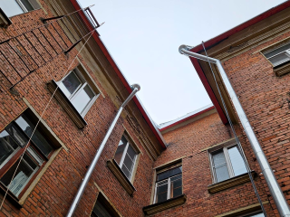 В доме №22 на улице Циолковского устанавливают новые водостоки и утепляют чердак