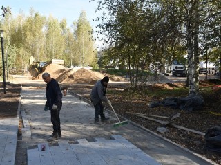 В Лотошино наполовину обновили сквер «Славянской дружбы»