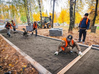 В Молодежном сквере укладывают пешеходные дорожки и бордюры