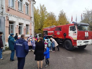 В Волоколамском округе пожарные научили дошкольников поведению у водоемов зимой