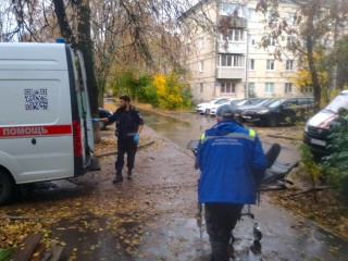 Спасатели три раза за сутки помогли медикам с транспортировкой людей в Кашире