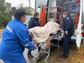 Спасатели помогли медикам госпитализировать пациента с большим весом в Серебряных Прудах