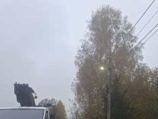 Коммунальщики починили уличный фонарь в Нелидове