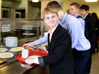 Социальное неравенство: почему шведский стол не подходит для школьных столовых