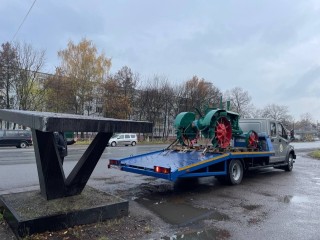 «Сбитый» автобусом трактор-памятник возвращают на постамент прямо сейчас