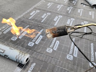 Крыши дома на проспекте Пацаева оснастили воронками с защитой от мусора