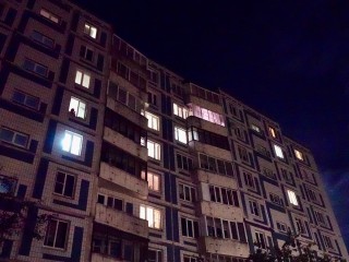 Неизвестный устроил ночной взрыв, выбросив устройство из окна многоэтажки