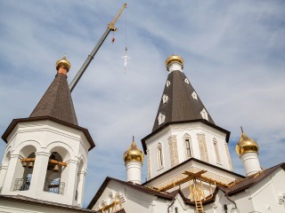 Кресты для храма Ксении Петербургской освятили в Медвежьих Озерах