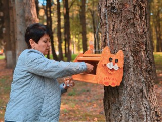 Белок в городском парке покормила глава Волоколамска
