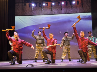 Солдатские проводы и эпизоды боев: как прошел спектакль о военных событиях в «Истоке»