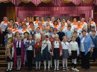 Школьники вместе с пенсионерами исполнили песни к предстоящему Дню народного единства