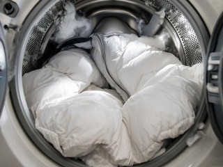 Как постирать пуховик в стиральной машине, чтобы не было комков: домохозяйкам на заметку