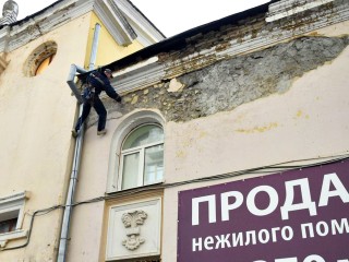 Секрет борьбы с плесенью на стенах раскрыл штукатур-маляр из Серпухова