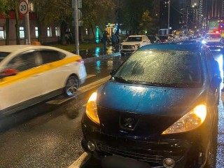 Двое поростков попали под колеса машины на пешеходном переходе