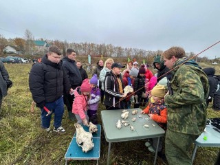 Геологи-школьники ищут окаменелости и открывают тайны древних морей в Гжельском карьере
