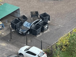 Нарушитель правил парковки попал в мусорный капкан в Звенигороде
