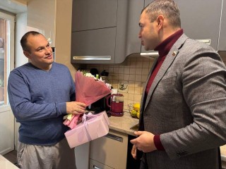 Защитник и отец: боец СВО отмечает День отца в отпуске