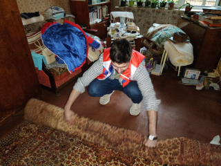 Волонтеры из Наро-Фоминска привели в порядок квартиру пожилой учительницы, которую залило кипятком