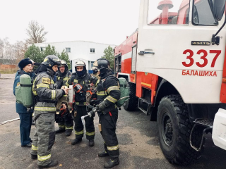 Тренировочный подвиг: в деревне Федурново пожарные отработали спасение человека