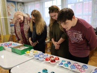 Павловопосадские платки и игрушки «Елочки» подтвердили статус народных промыслов: что это значит для покупателей и мастеров