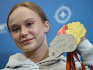 Торжественная встреча: как гимнастку Мельникову приняли в аэропорту Шереметьево