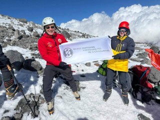 Ученые из Фрязина поднялись на Эльбрус и развернули флаг к 80-летию Победы