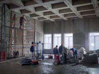 На стройке нового корпуса лицея в Бронницах начали черновую отделку помещений