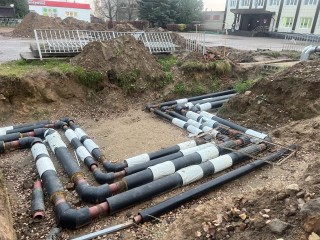 Для безопасности пешеходов: на Шишунова место работ коммунальных служб оградили и поставили указательные знаки