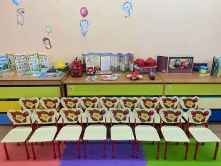 Регулирующиеся столики и эргономичные стулья: в истринском детском саду обновили обстановку