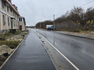 Новый подрядчик завершает строительство тротуара на «пьяной дороге»