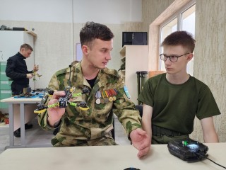 Проект «Суворовская карта»: молодежь Чехова учится собирать дроны у ветерана СВО