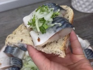 Трюк с горчицей: малосольная скумбрия получается вкуснее форели у гурмана из Бронниц