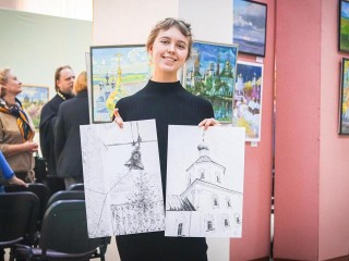 Московская художница создала 15 картин о Клину в уникальной технике