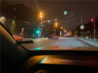 Инспекторы ДПС выехали на аварию, в которой иномарки после столкновения снесли дорожный знак