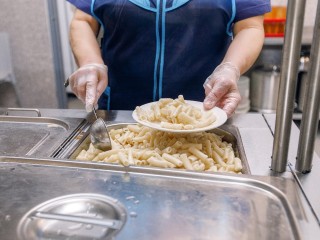 Макароны, которые не слипнутся даже на второй день — проверенный трюк