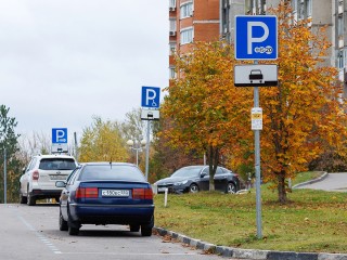 Летом — асфальт, осенью — платная парковка: жителей Пушкино напугали закрытые дорожные знаки