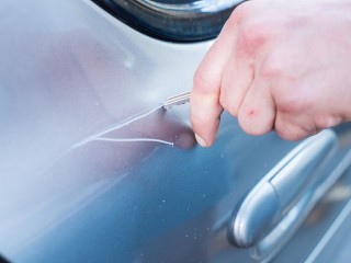 В Деденеве ищут неизвестного, который умышленно царапает автомобили