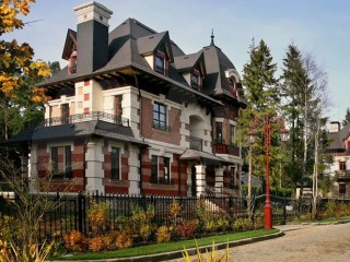 Пожить в особняке и получить ₽500 тыс.: эксперт Анохина прокомментировала заманчивое предложение