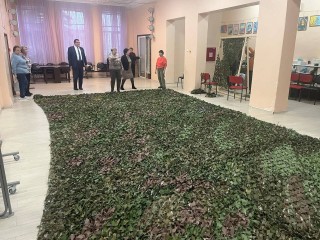 Гигантскую маскировочную сеть сплели волонтеры из Жилева