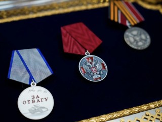 Найденную в Берлине медаль «За отвагу» вернули внуку фронтовика в Бронницах