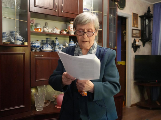 Учительница из Подмосковья отправляет коробки с леденцами на фронт