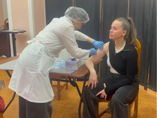 Более 30 жуковчан привили от гриппа и ОРВИ в розовой гостиной городского ДК