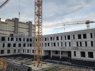 В Свердловском завершается возведение третьего этажа и утепление фасада новой школы