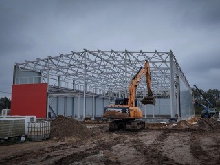 На стройке комплексе по производству магнитопроводов начали монтировать сэндвич-панели